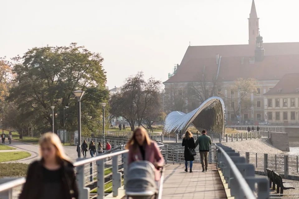 波兰弗罗茨瓦夫市 NAWA 公共雕塑 | 创新结构与环境的完美融合-10