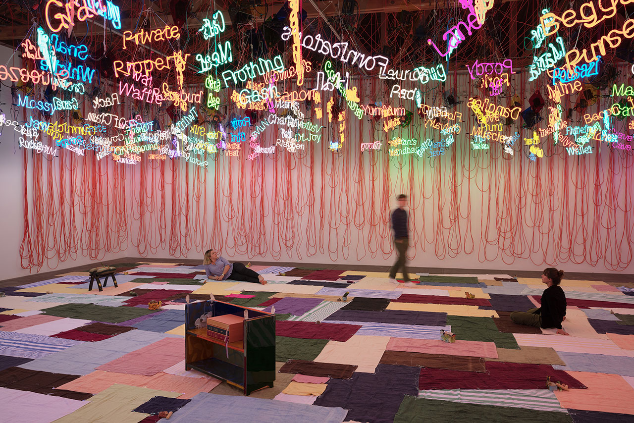 混沌中的诗意的 Jason Rhoades 装置艺术展-31