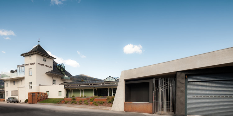 弗朗茨·克拉勒品牌南蒂罗尔地区奢侈品购物建筑设计-25