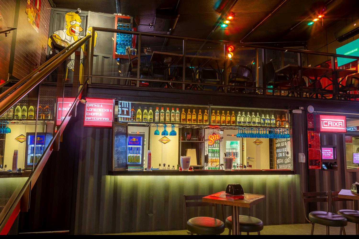 巴西绿色环保酒吧设计 | 融合集装箱与钢化玻璃的创新之作-4