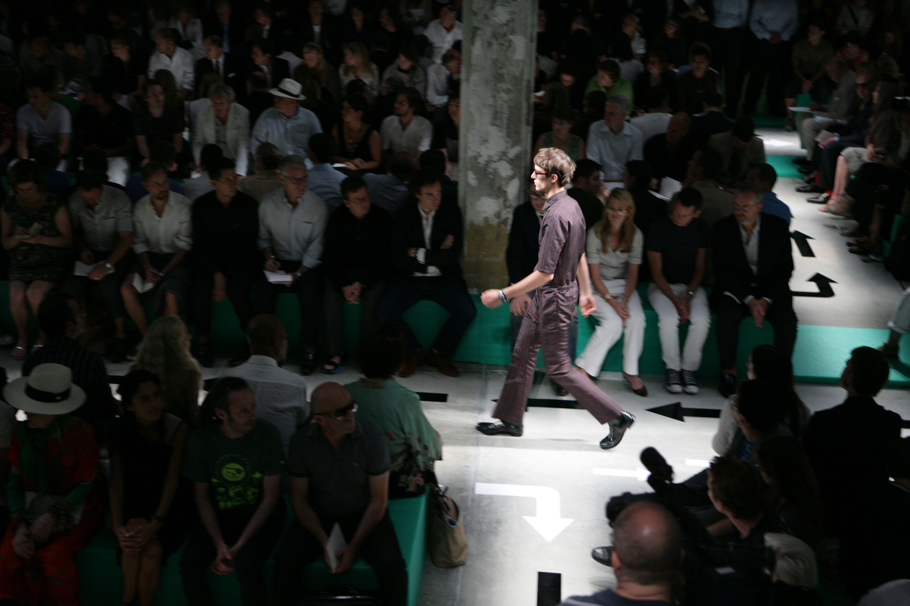 2008 春夏 Prada 男装秀 | 双层监狱空间-7