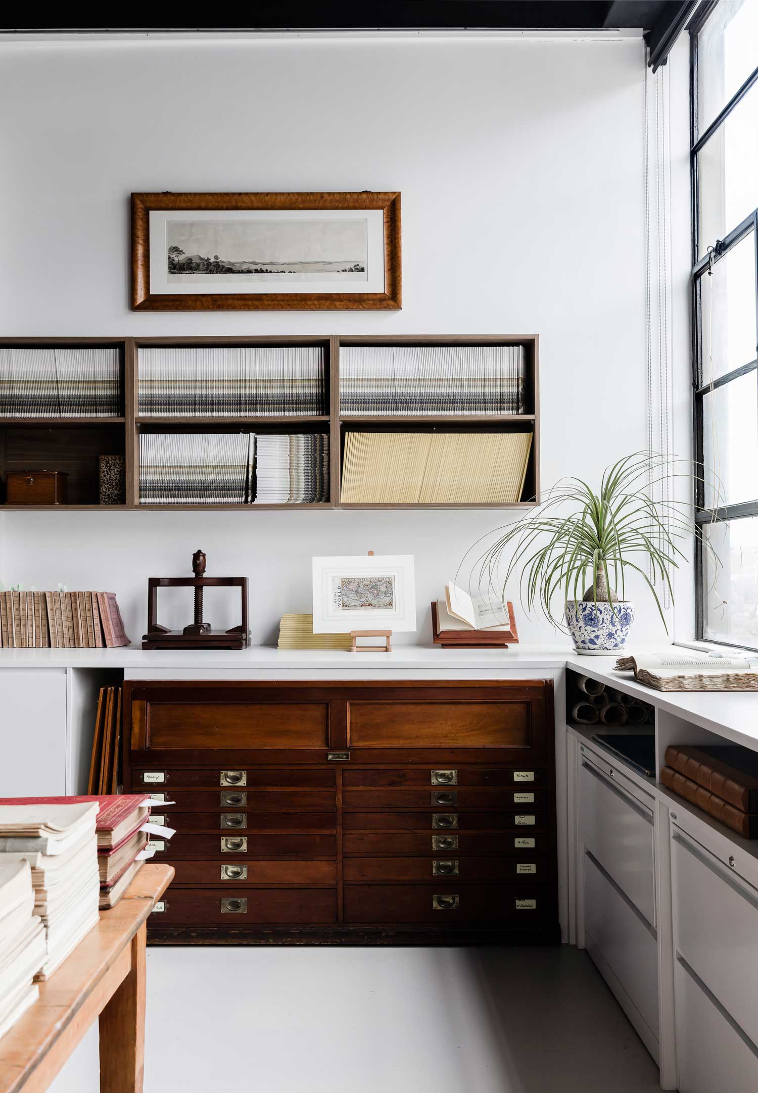 悉尼工业风珍本书店办公室设计-11