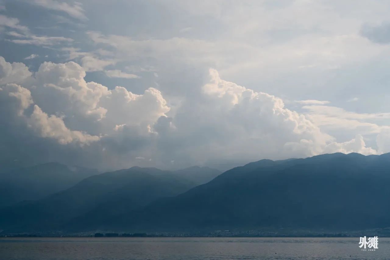 在洱海边爆红后，八旬用12年造伙山酒店，一砖一石皆用情-55