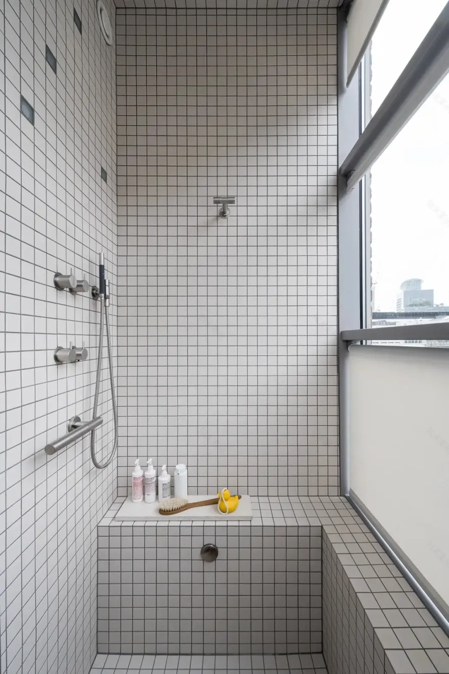 伦敦独特黑色设计公寓 | 古典与现代的完美融合-19