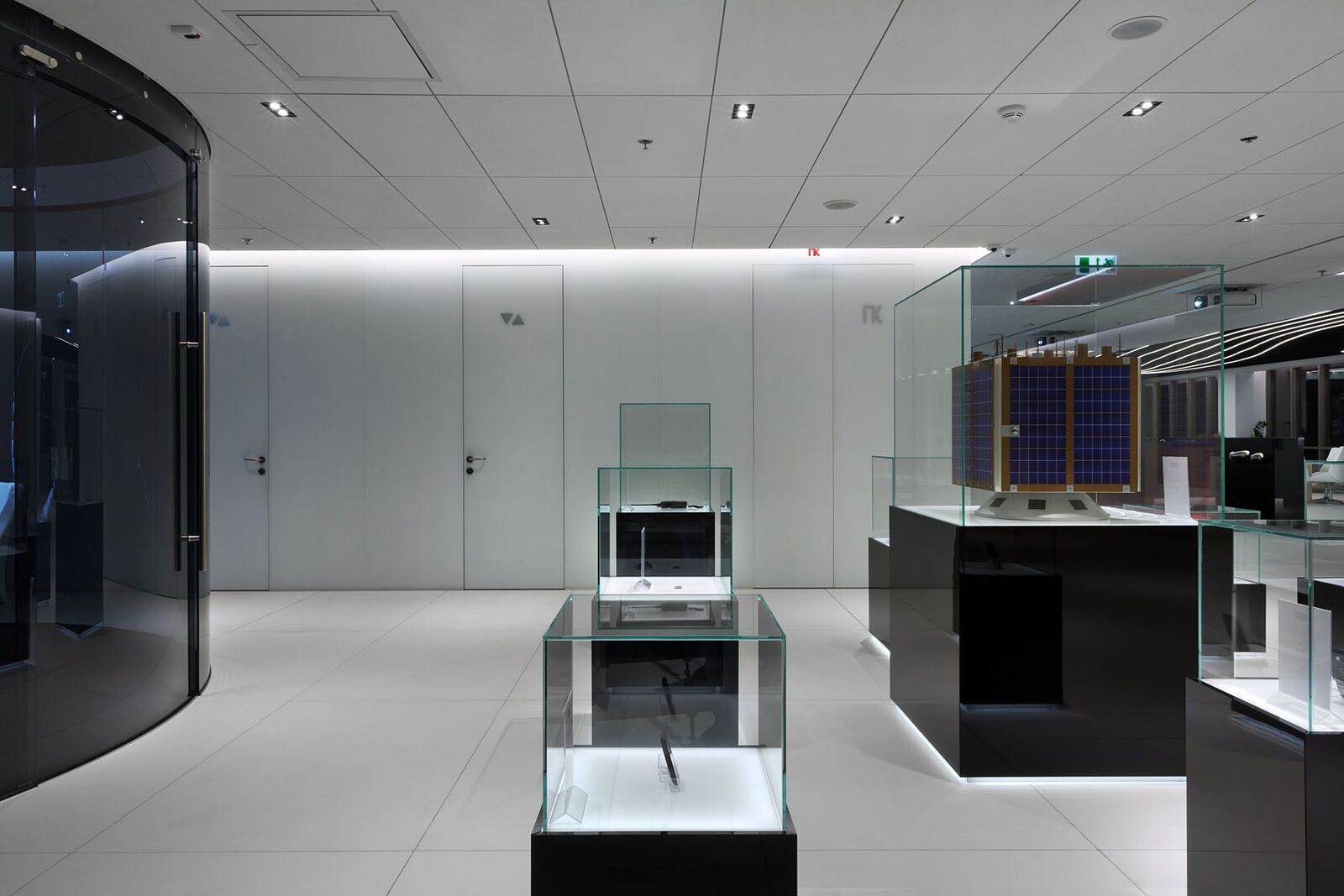 鑫伟办公室

注：鑫伟是根据拼音推测的可能人名或公司名等专有名词，如果有其他背景信息可提供更准确的翻译 丨乌克兰基辅丨MONO Architects-28