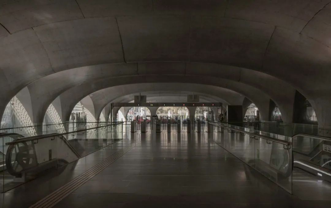 在石窟內穿越城市，聖地亞哥地鐵站Plaza de Armas Metro Station Building／Beals Lyon Arquitectos | FAM-22