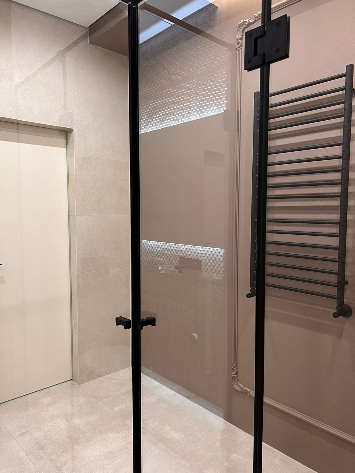 Реализованный дом 150 м2 в Подмосковье. Дизайн-проект интерьера + комплектация материалами, мебелью, светом и другими элементами-5