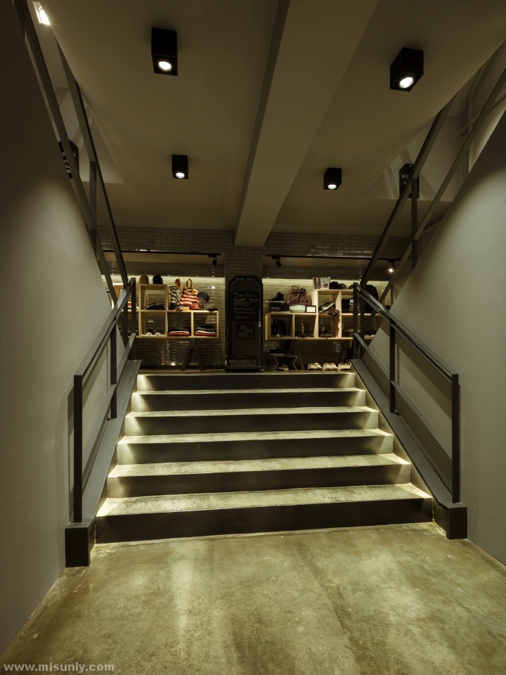 韩国On the Spot服装店设计-1