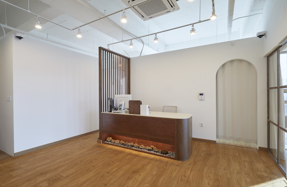 白色与木质的碰撞 | 50 平米瑜伽空间的极简设计-6