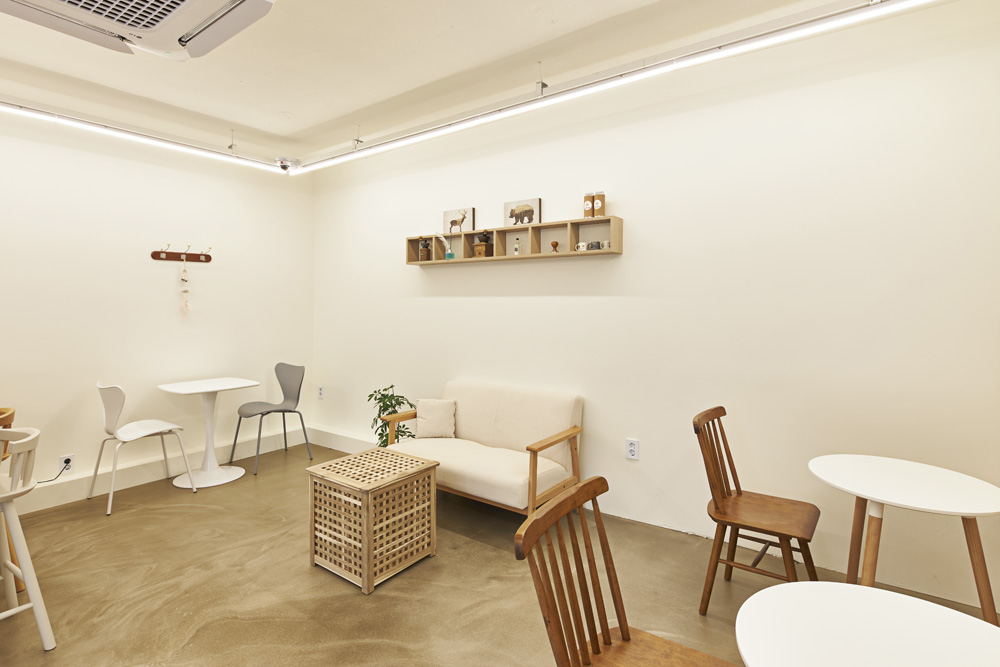 首尔 8 坪温暖咖啡馆，诠释白色木质调氛围-6