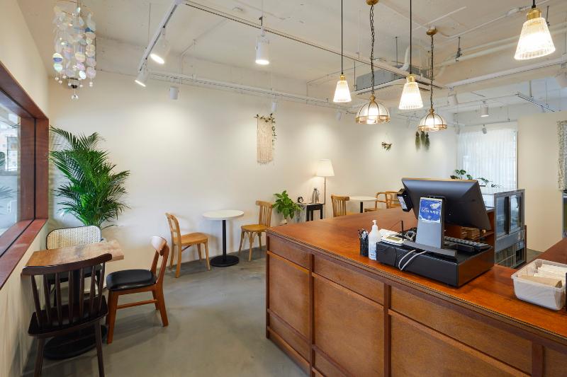 20 平米白色与木质元素咖啡厅设计-10