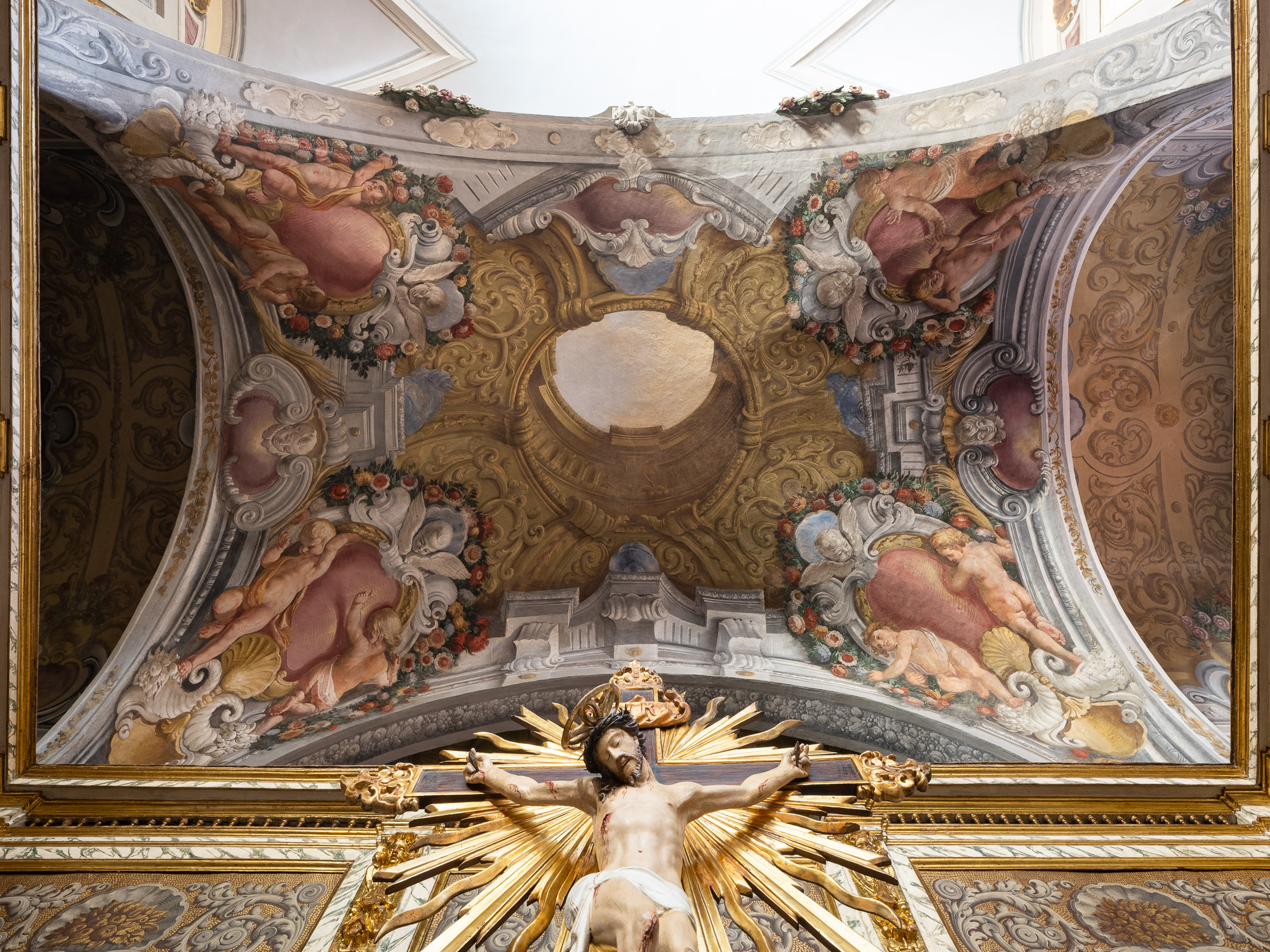 光影交织下的历史教堂修复-53