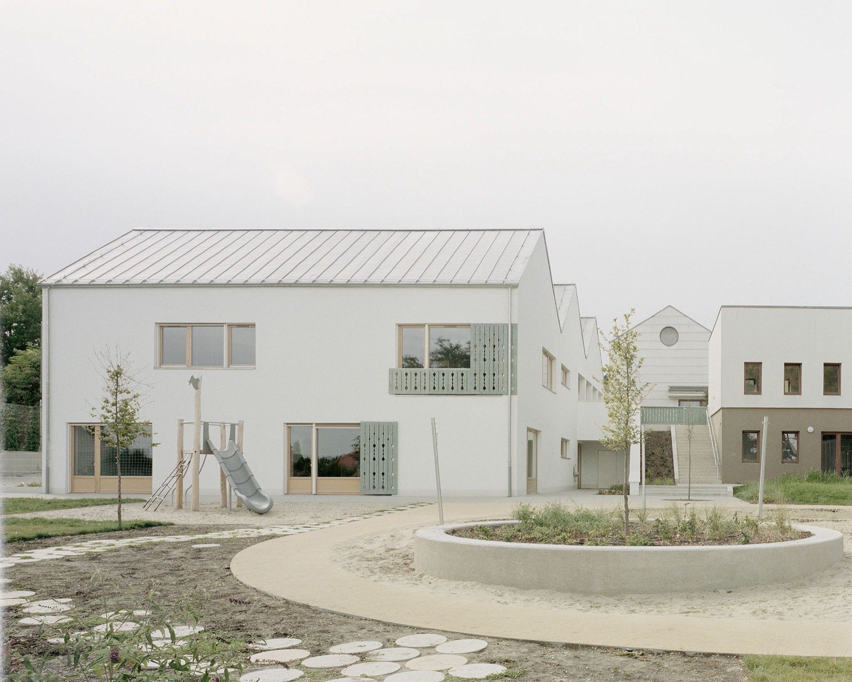 教堂后院中的幼儿园，匈牙利 / Archikon Architects-3