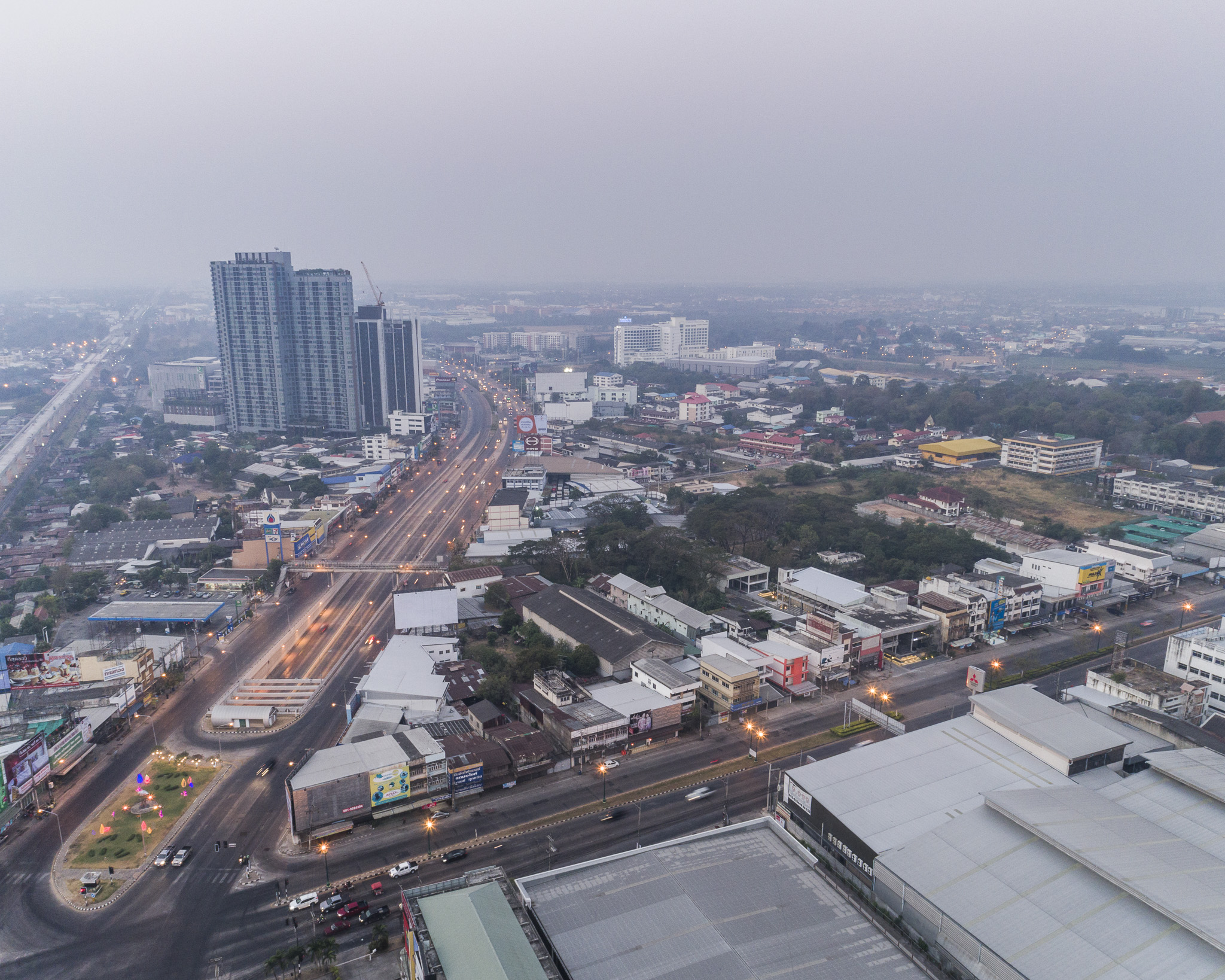 泰国废弃汽车服务中心变身高颜值设计社区-54