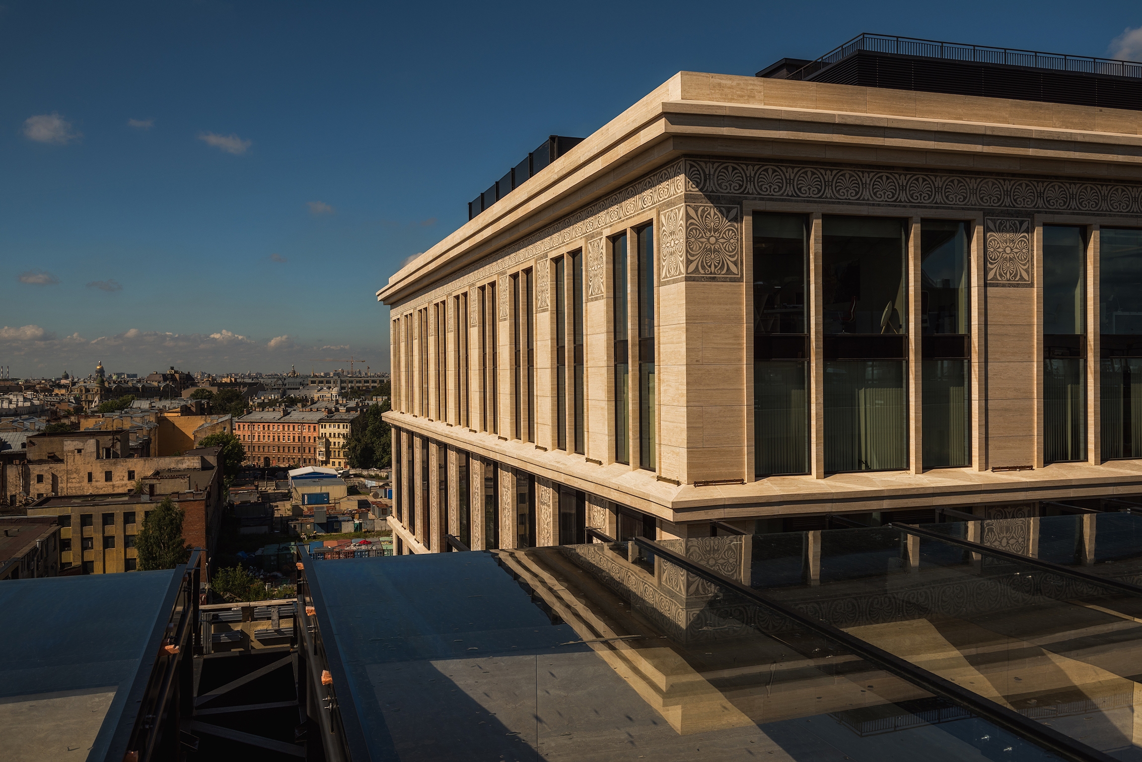 Àäìèíèñòðàòèâíûé è îáùåñòâåííî-äåëîâîé êîìïëåêñ «Íåâñêàÿ ðàòóøà»-19