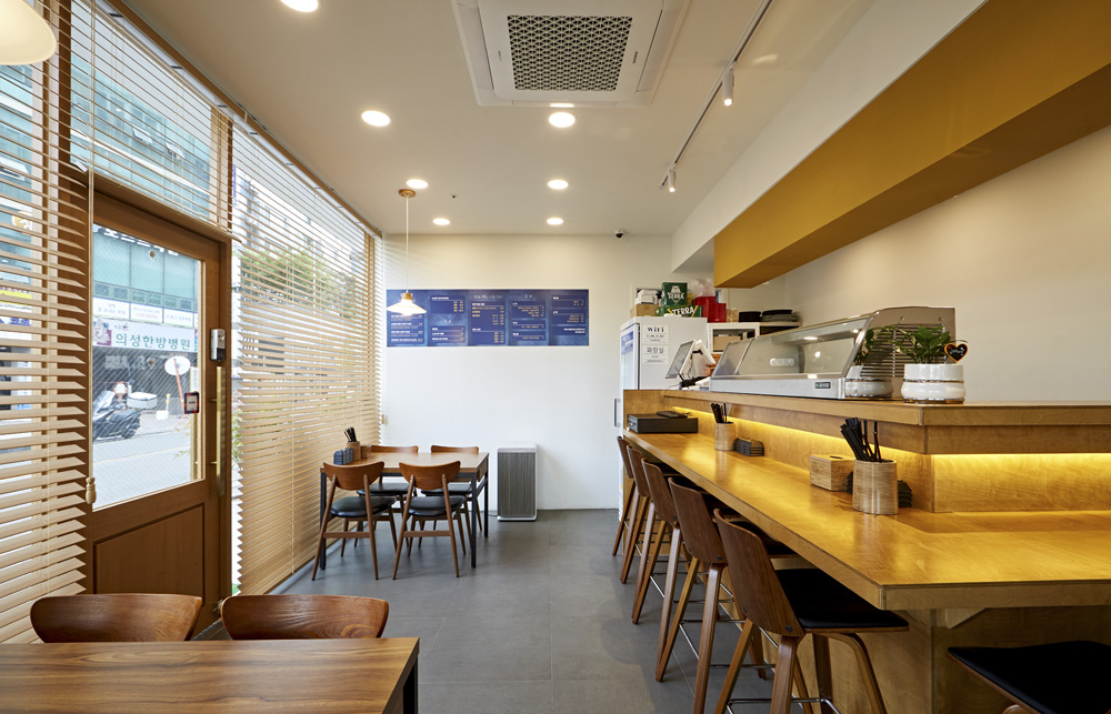 10 坪极简主义烤鱼店，品味温馨与时尚-4