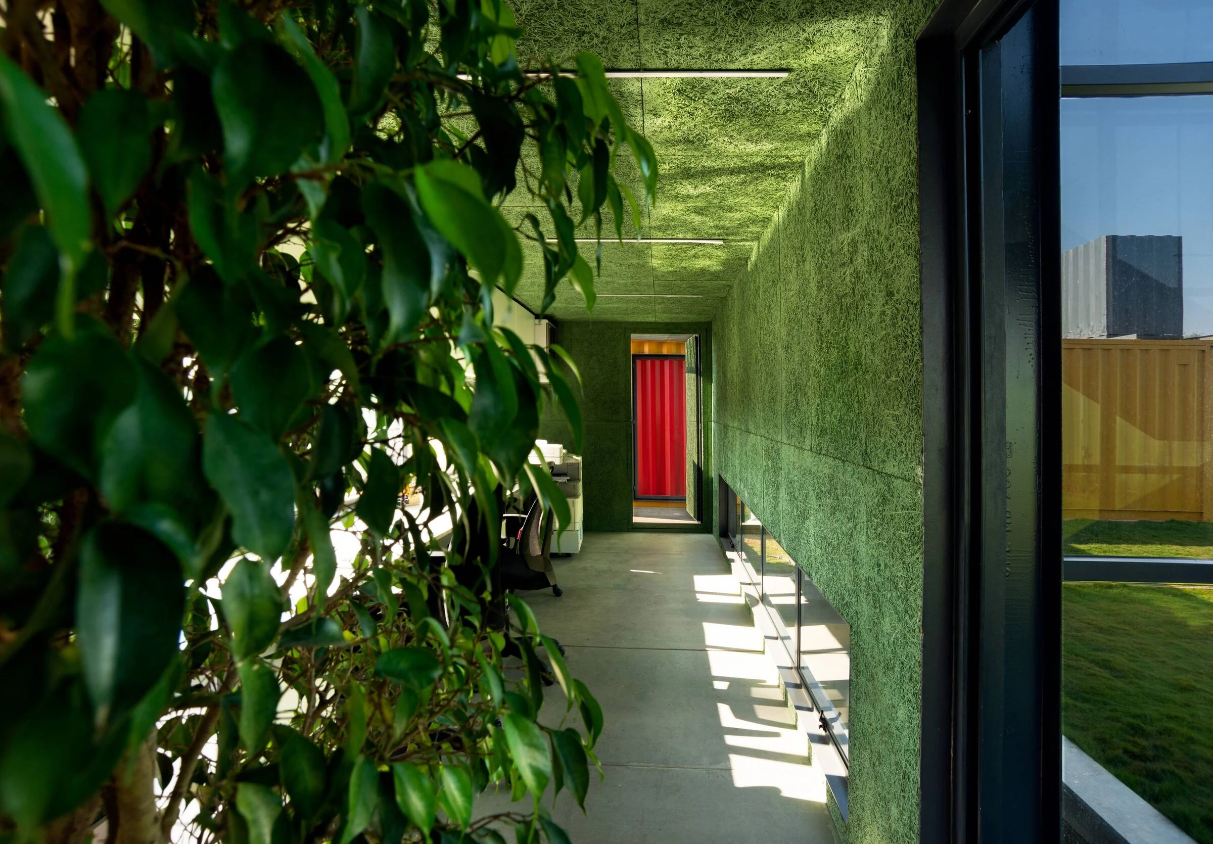 缤纷集装箱里的绿色办公空间-30