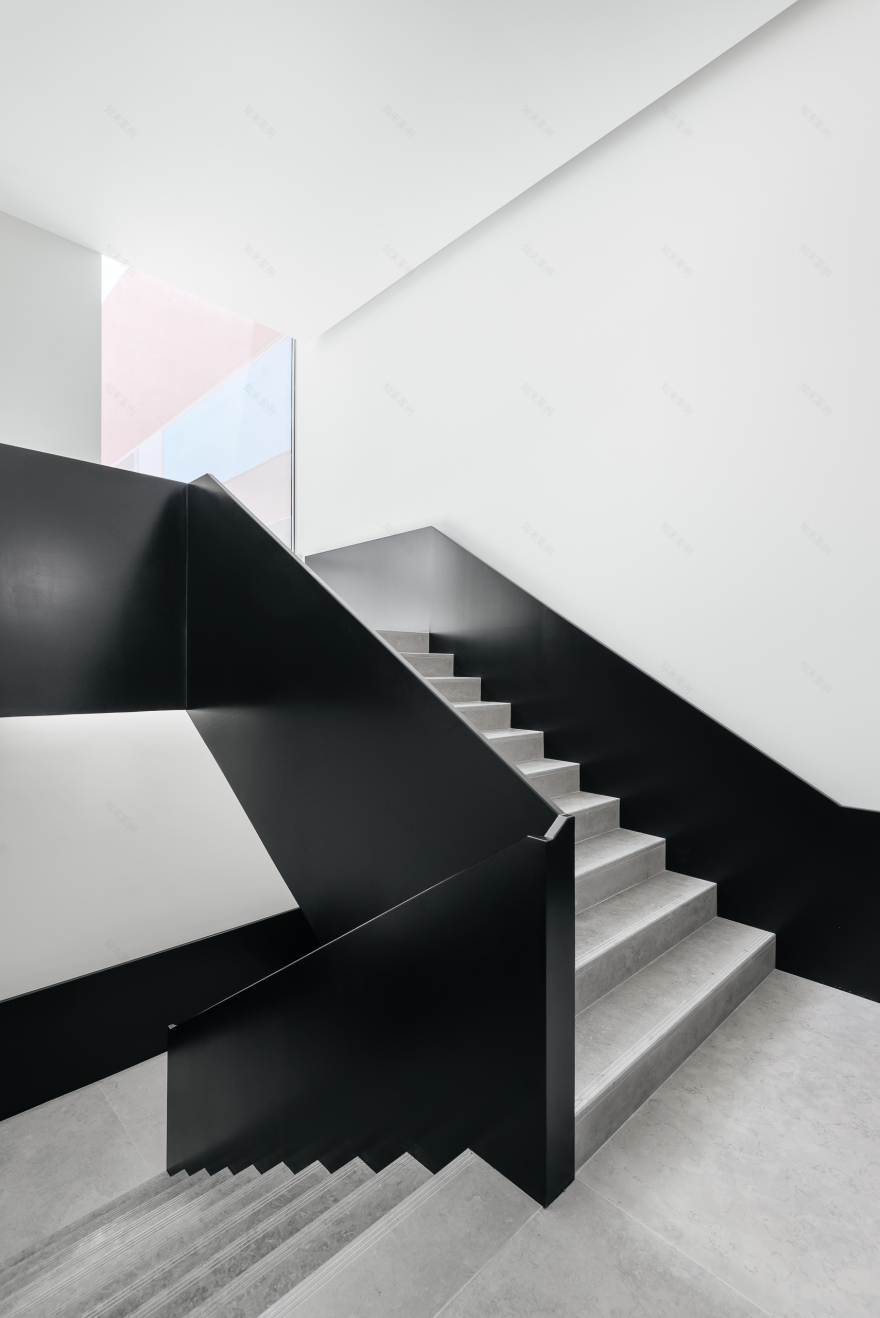 葡萄牙 Plural 药店总部物流中心,古今交融的办公建筑-49