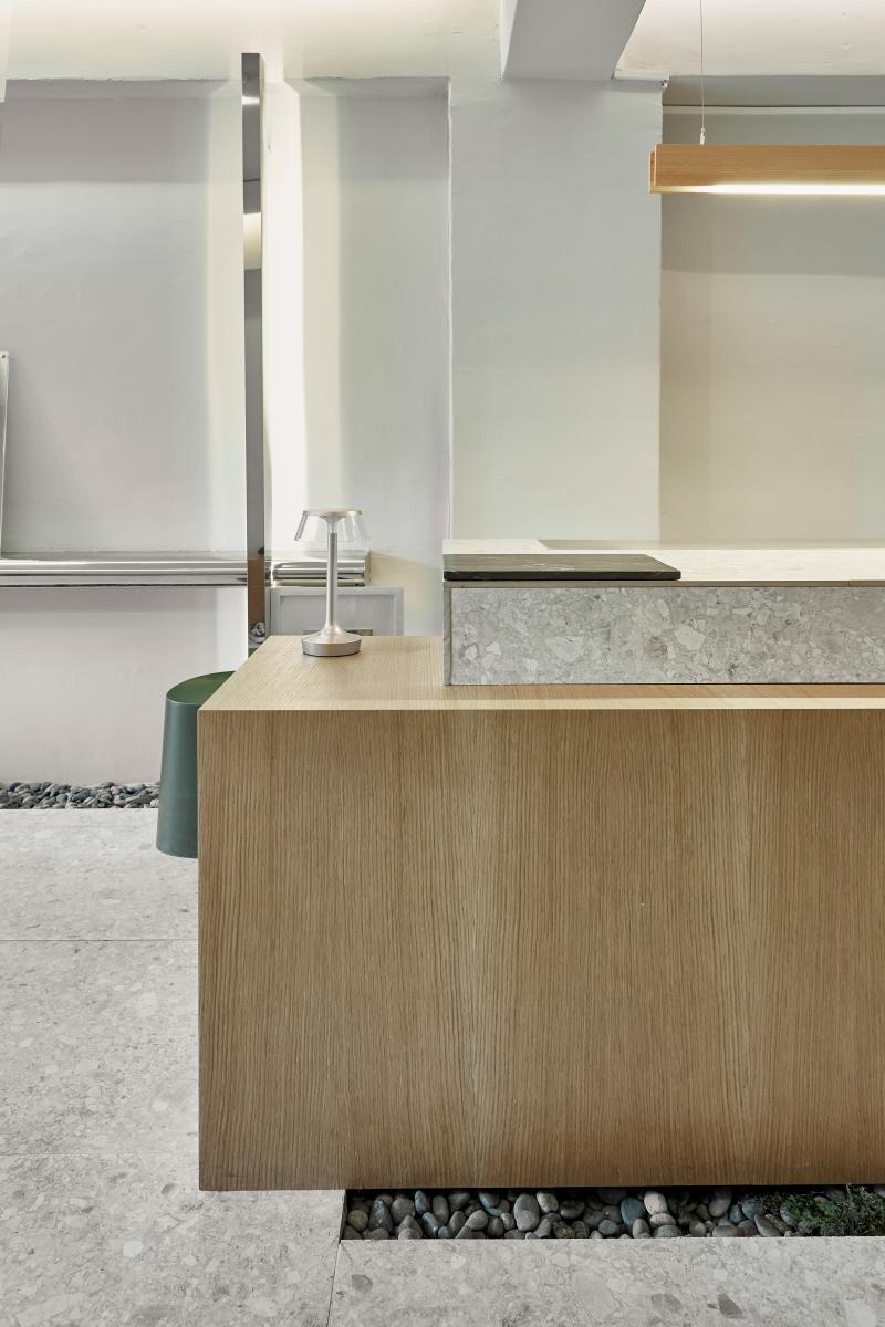 白色与木纹的 12 平米迷你咖啡馆设计-5