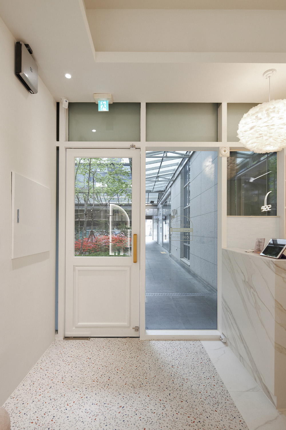 15 坪现代简约美容院，白色调诠释极简美学-9