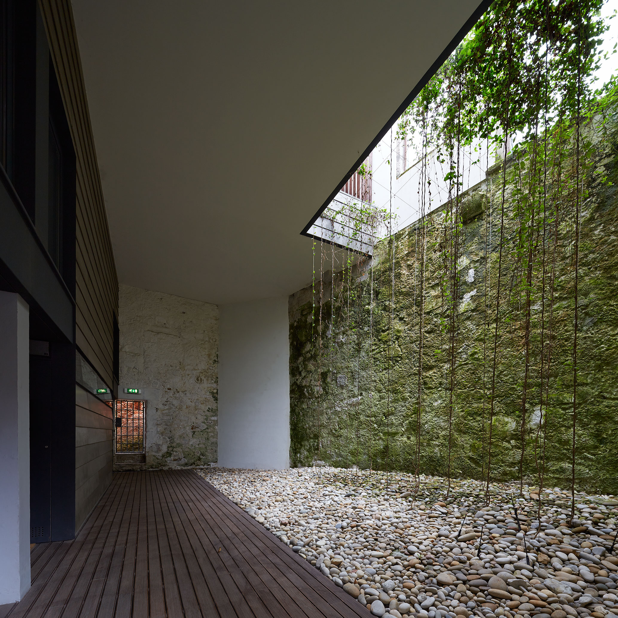 波尔图河畔的复古建筑重生-19