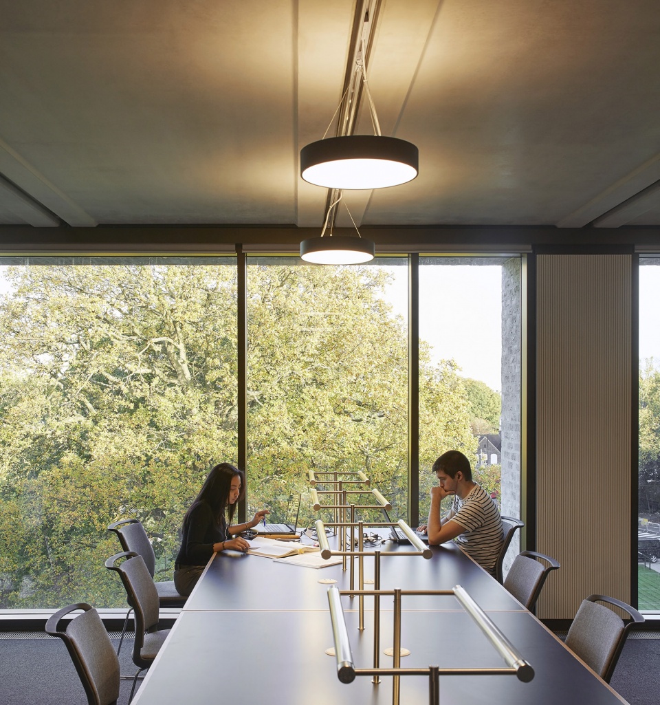 伦敦罗汉普顿大学图书馆 · 花园景观中的现代学术空间-19