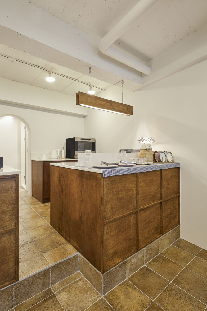 21 平米咖啡店，白色与木纹的温馨空间-9