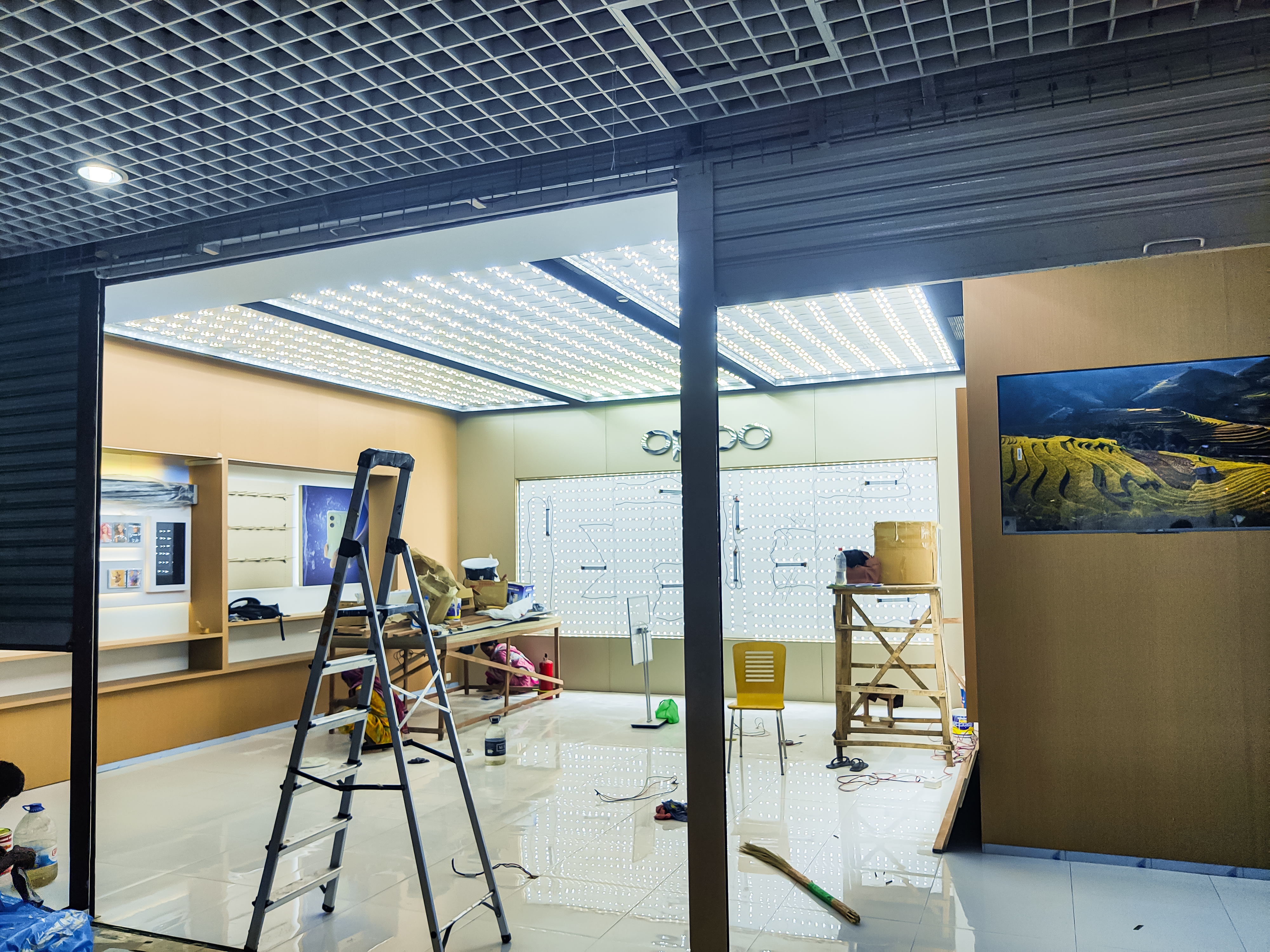 "From 3D to Reality: Showroom Design"-5