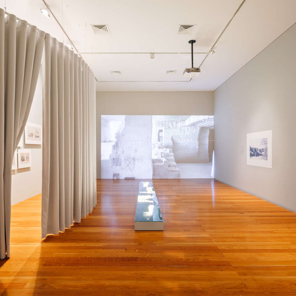 屏幕；银幕；隔板；纱窗（需结合具体语境判断最准确释义，这里按常见释义列举）

如果是在电子产品相关语境，屏幕更合适；在电影相关语境，银幕更合适；在建筑或家居相关语境，隔板纱窗可能更合适若能提供更具体语境，我将给出更精准唯一的翻译 丨葡萄牙里斯本丨BUREAU（Daniel Zamarbide等）-15