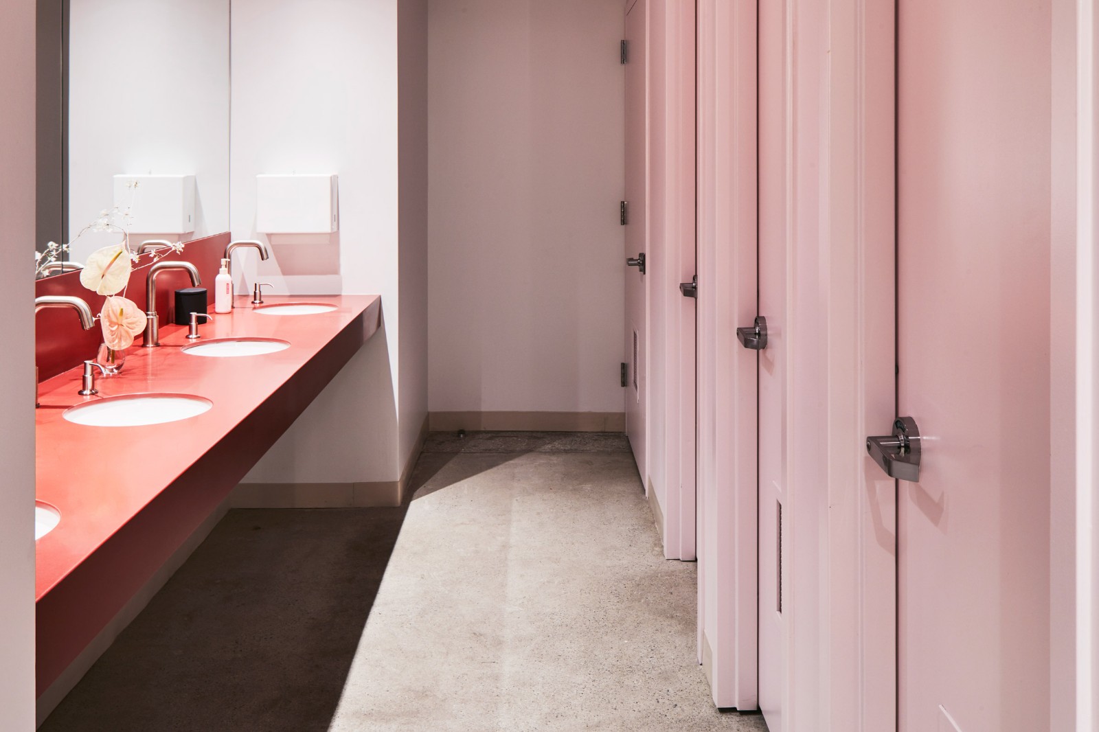 办公室也能软妹风，美容品牌 Glossier 纽约办公室  Rafael de Cárdenas-5