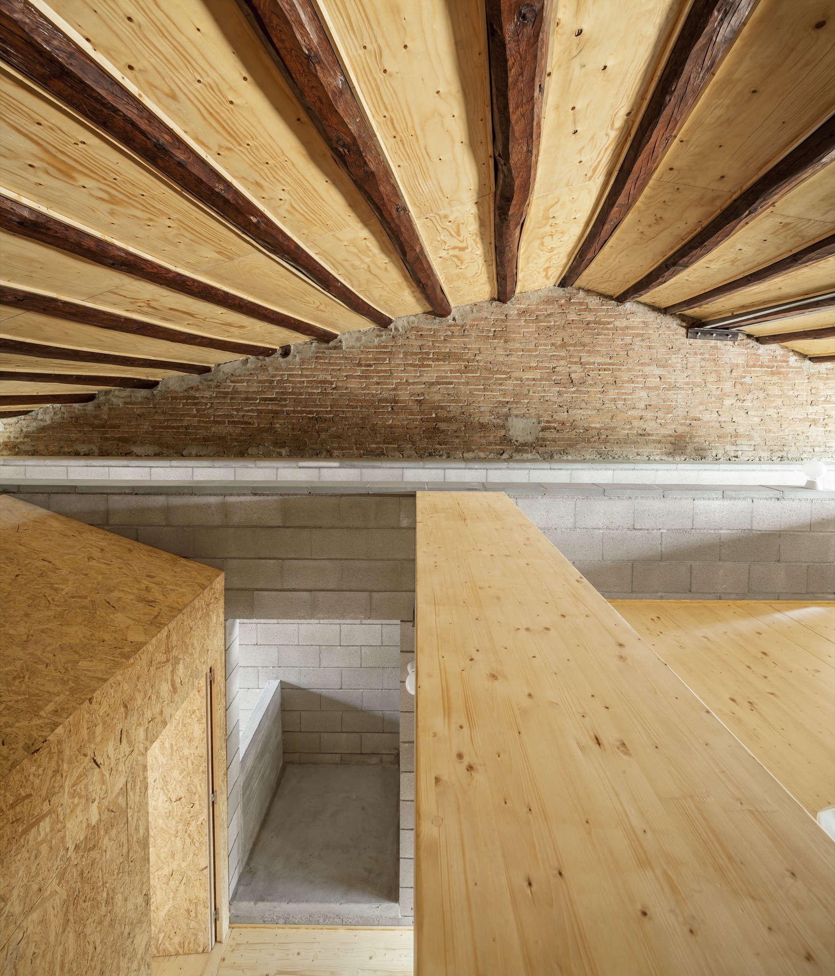House Between Party Walls / Josep Ferrando Architecture-23