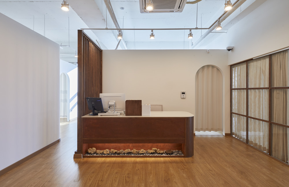 白色与木质的碰撞 | 50 平米瑜伽空间的极简设计-5