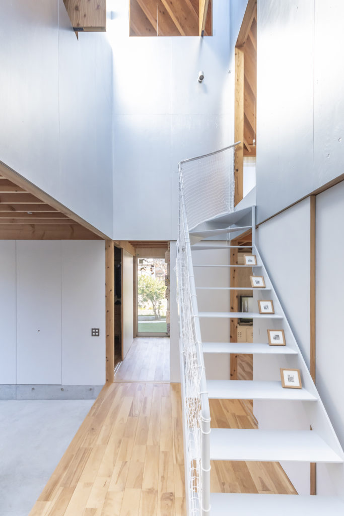 子どもが自由に走り回れる家空が見える階段室をコアにした回遊式空間で暮らす | Architecture | 100%LiFE-10