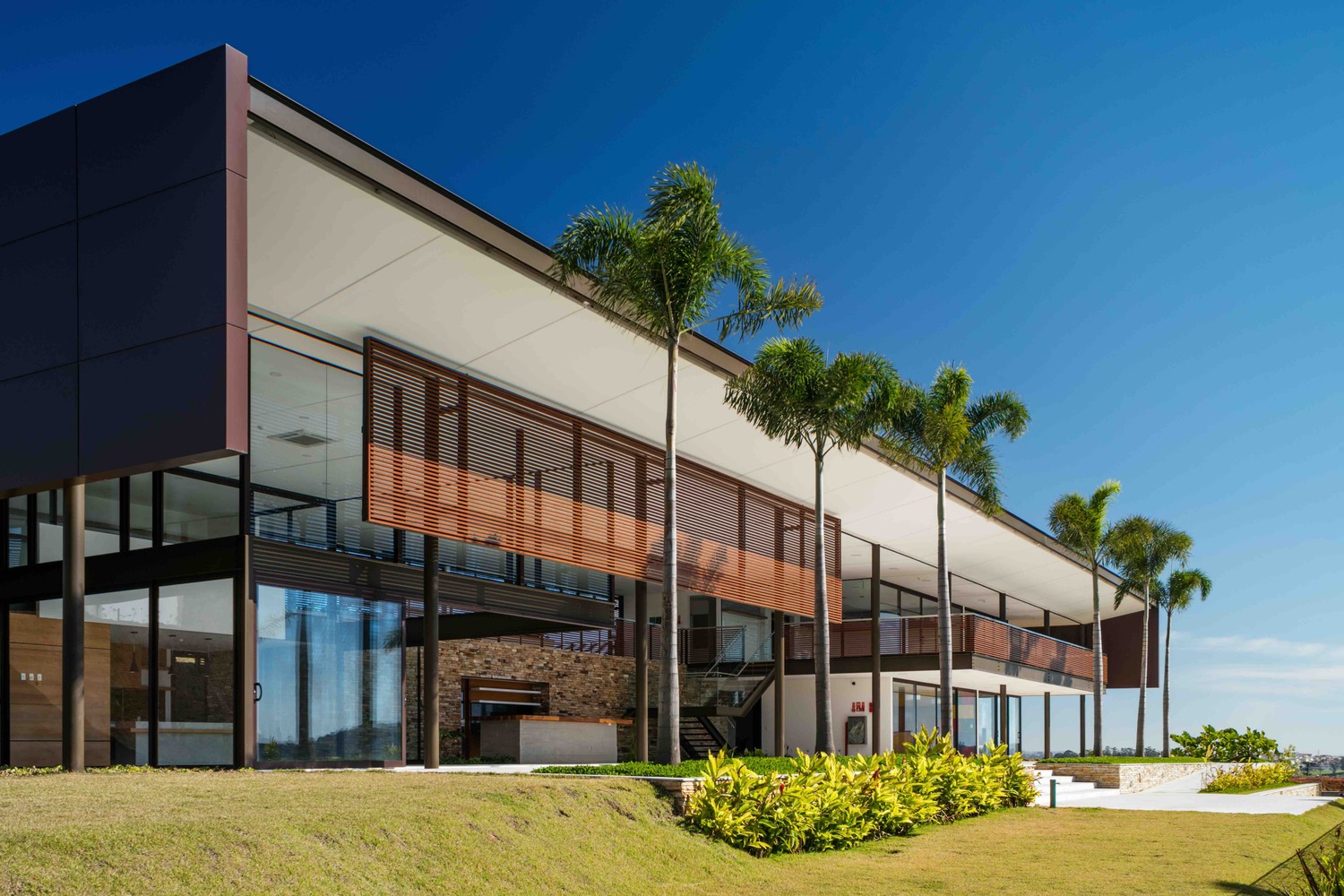 巴西自然景观中的社交俱乐部总部-45