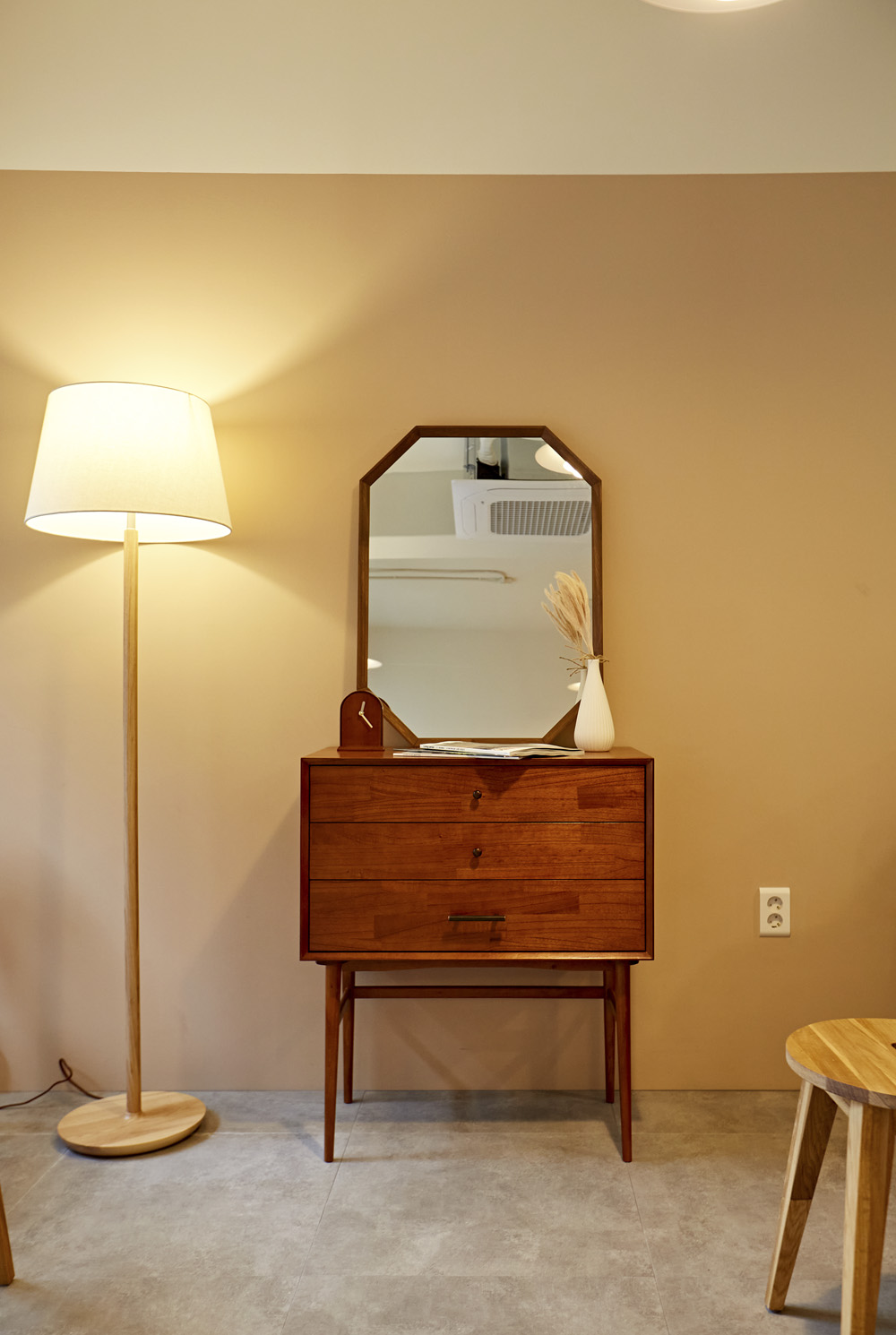 梦幻般的木质咖啡馆 | 13 平米的小空间大魅力-14