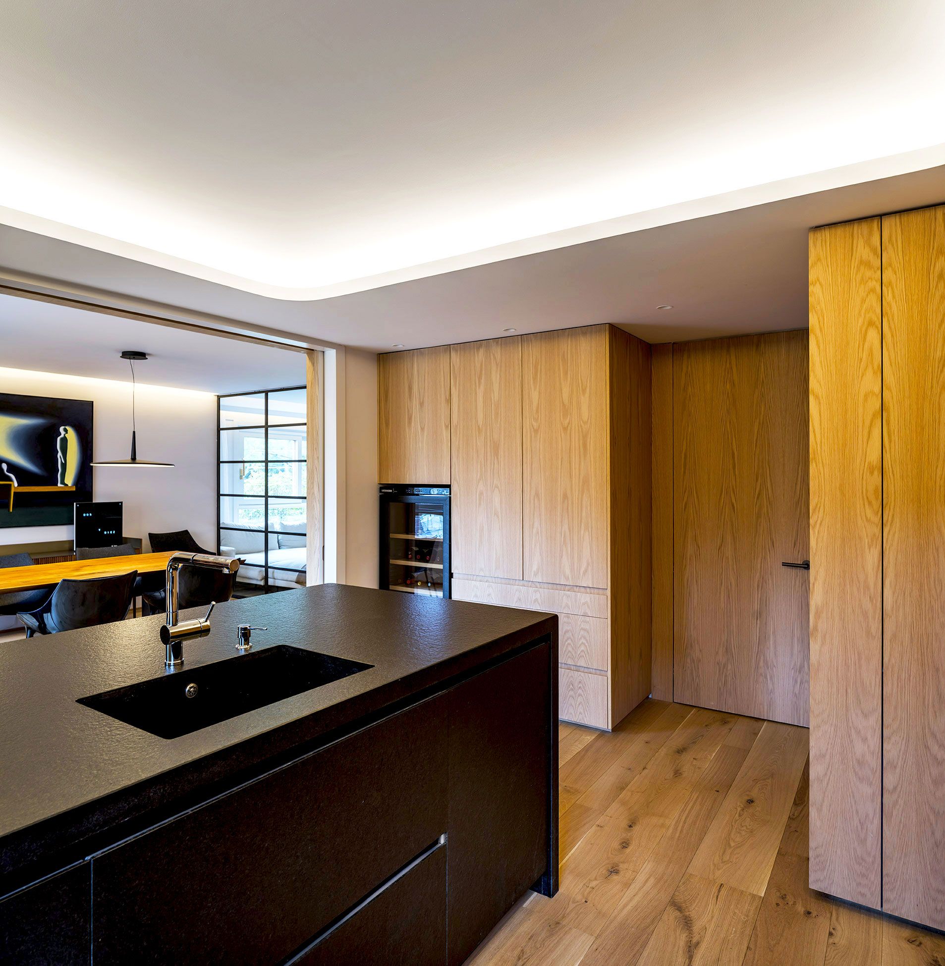 我认为 I HOUSE 可能并不是一个符合常规语义逻辑的表达如果 I  是品牌名首字母、个人名开头字母 、或者某个机构名称的缩略等，那么可以保留  I  不用翻译，直接翻译为  I 酒店，因为  house  常见释义中有 住宅；房子；（有特定用途的）建筑物 等意思，在一些语境中也可指代酒店、民宿这类供人居住的场所

如果这并非你想要的结果，由于这个短语表意不明确，难以准确判断其确切含义，请你提供更多的背景信息或语境 丨SpainMadrid-20