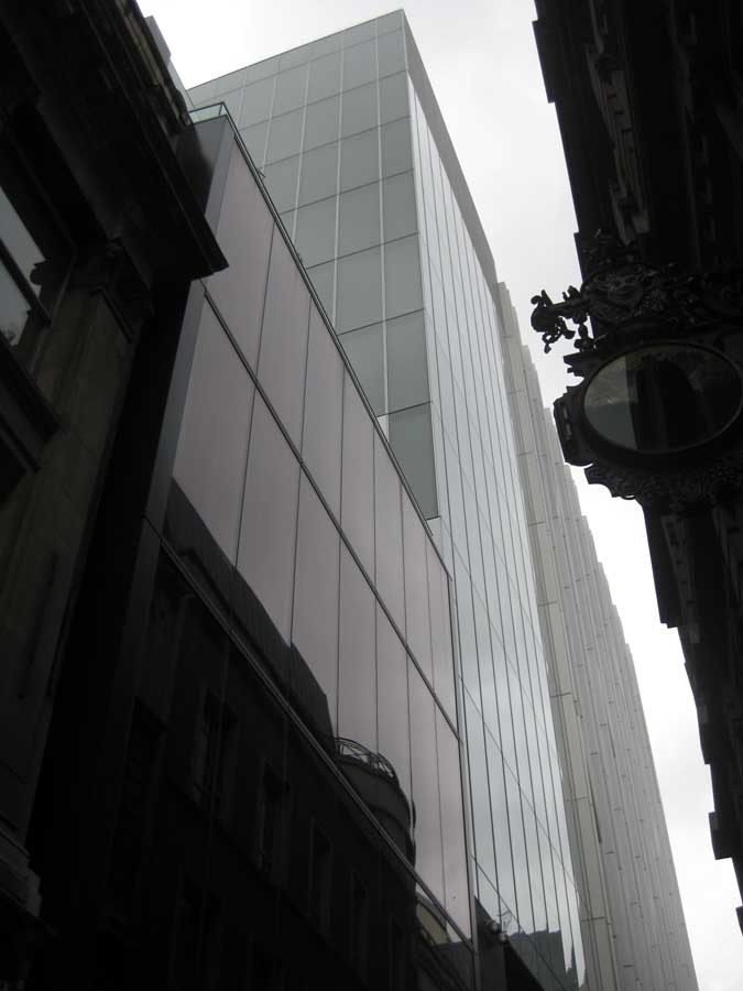 "OMA 设计的 N M Rothschild & Sons 总部 | 极简奢华的现代金融空间"-1