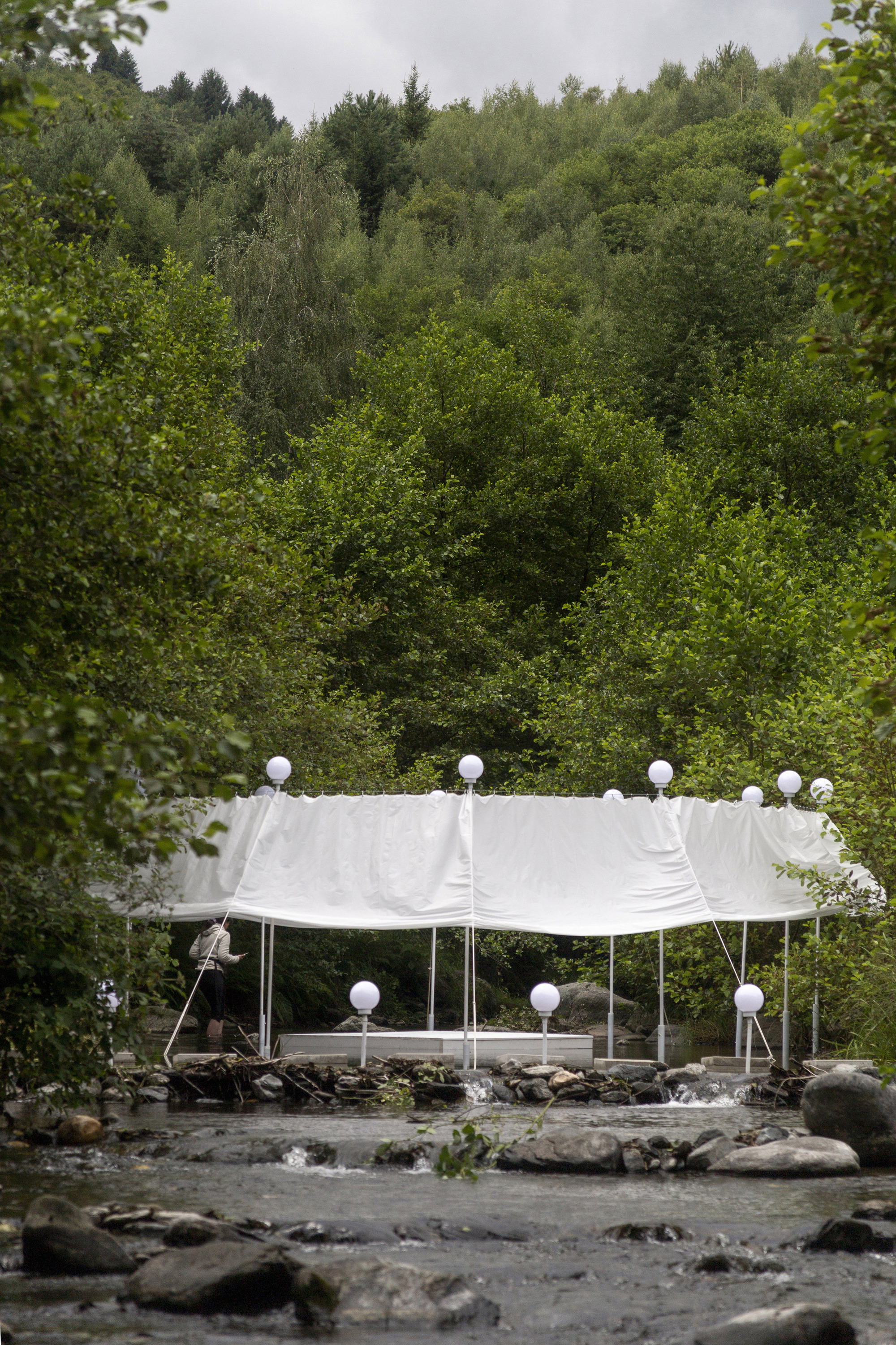 Temporary Installation at a Mountain River / atelier VRAC-10