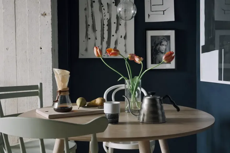 独特半圆形窗户照亮的明亮工作室-8