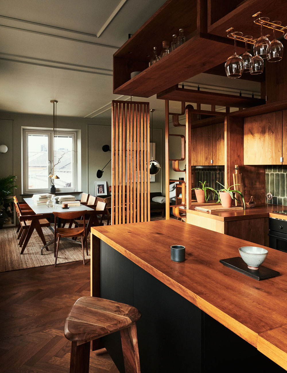 斯德哥尔摩摄影师公寓 | 深色调与木元素的时尚混搭-11