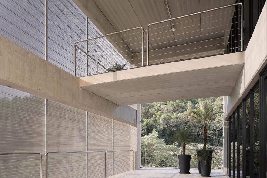 巴西 B&F Dias 工业建筑,尊重自然与现代工业风格的完美结合-10