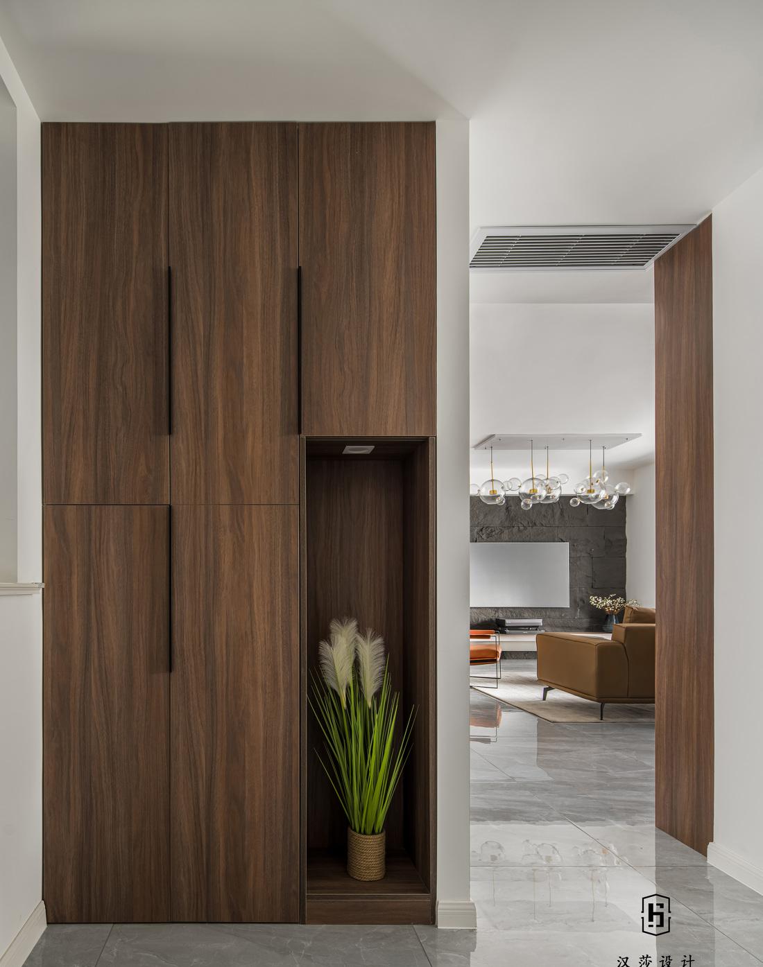 芜湖融悦东方 7 米开间客厅,个性鞋柜与开放式厨房设计-3