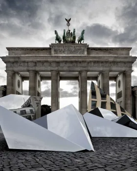 水晶城智囊团（这里假设Minds理解为有才智的人组成的群体，可根据具体语境调整，如果Minds有更合适的对应意思，需结合实际情况确定） 丨德国柏林丨Flip Sellin,Tilman Thürmer