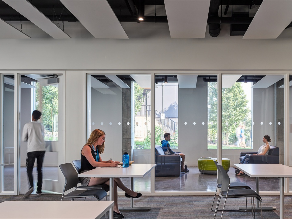 加拿大 UBC Okanagan 大学糖果色被动式宿舍-35