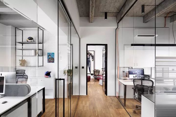 红牛布拉格办公室 | 极简工业风的千禧社区-10