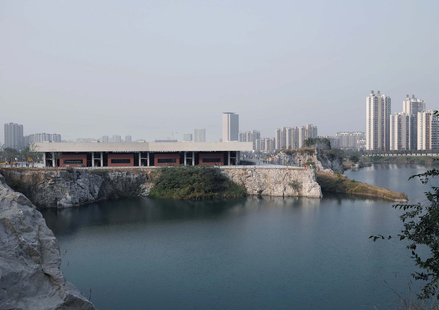 无锡清龙山公园多功能厅 · 矿坑奇迹与自然的和谐共生-10