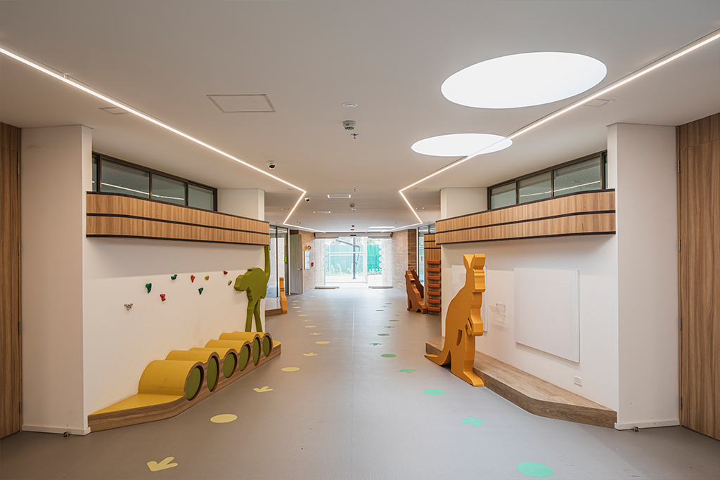 哥伦比亚英裔学前教育机构

注：由于没有足够背景信息，PREESCOLAR一般指学前教育相关，ANGLO常表示英裔、与英语国家相关，COLOMBIANO是哥伦比亚的意思，这样翻译相对能体现整体含义，但可能需结合具体场景进一步精准化 丨Colombia-27