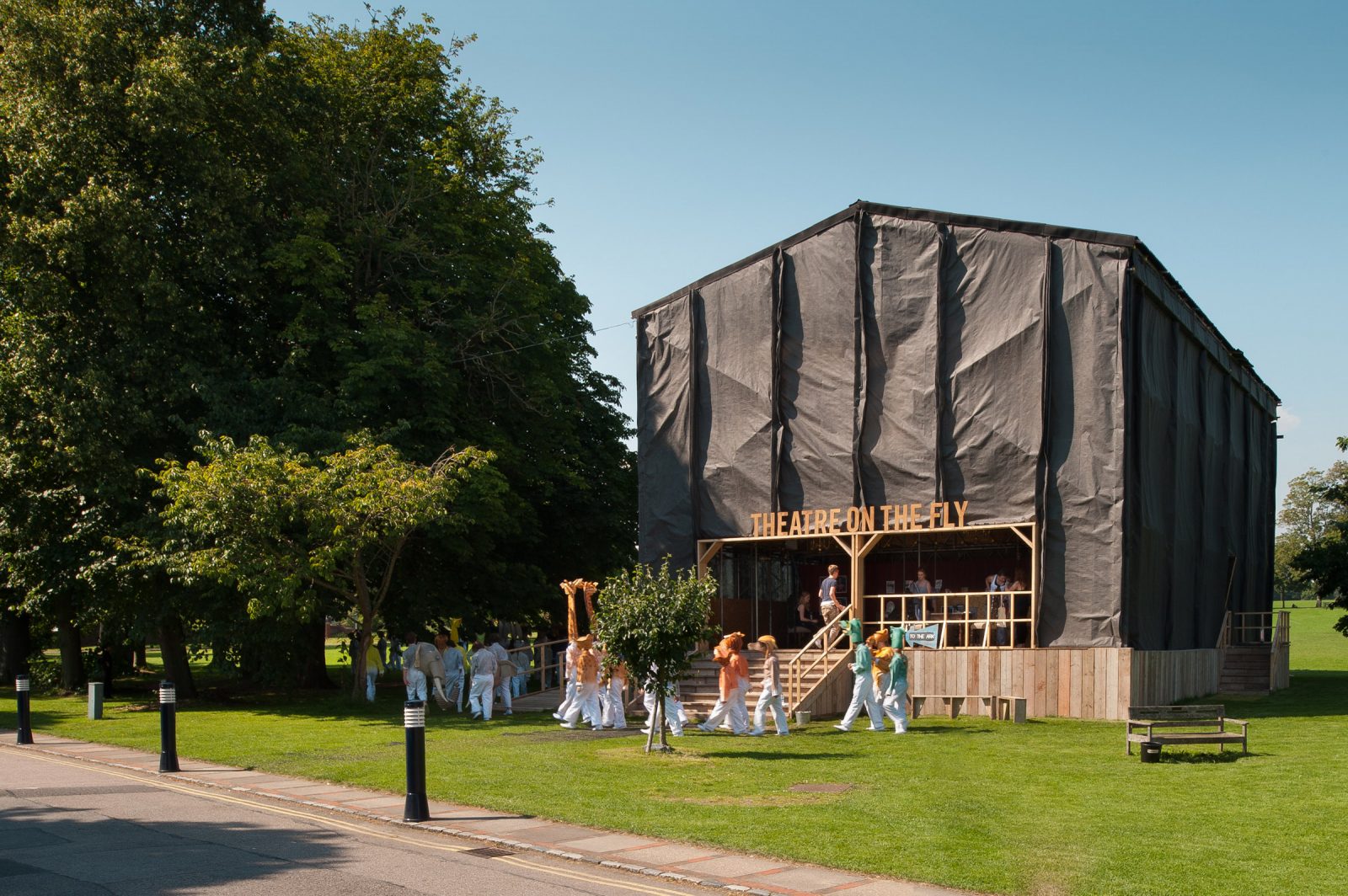 飞动剧场 组装

注：由于on the Fly 这种表达不太常规固定，飞动 是依据整体语境一种较合理的推测翻译，如果原文有其特定含义，此翻译可能需调整Assemble 结合剧院场景，一般是组装 这类动态相关的意思符合情况，若有更多背景信息，或许能更精准呈现 丨英国奇切斯特-9