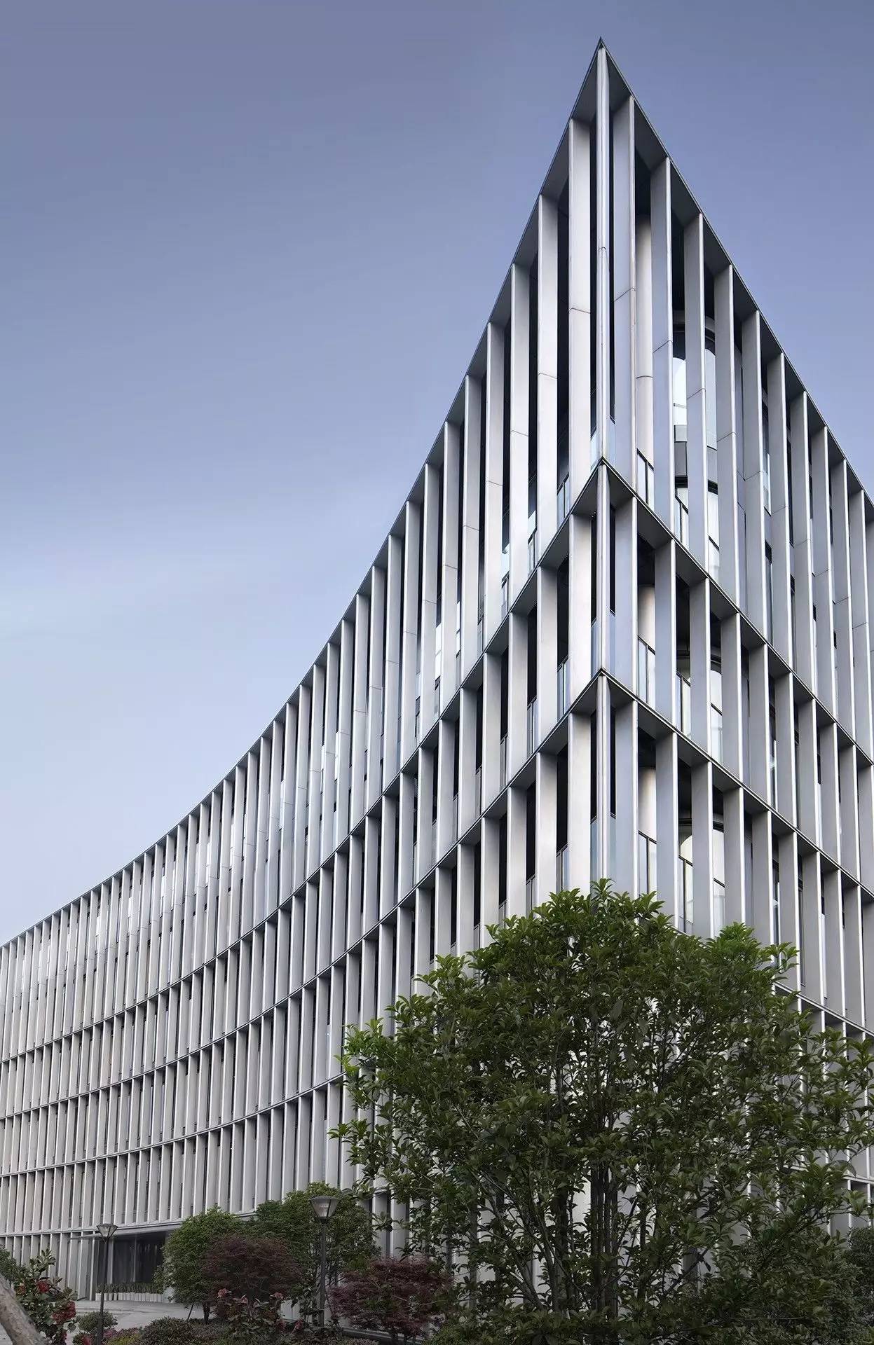 嘈杂基地环境下如何设计出清雅的办公空间？这个项目给你最好的答案-10