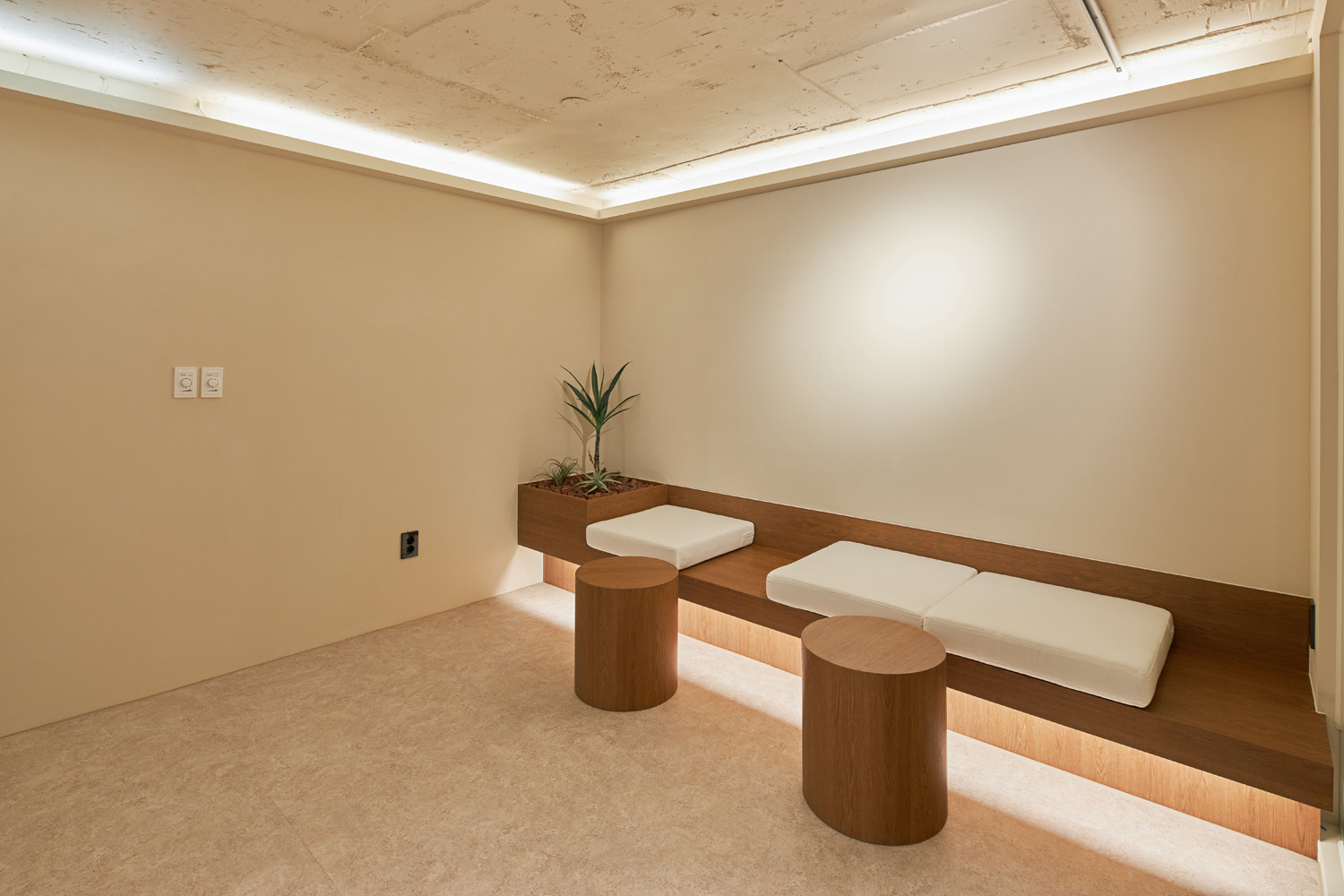 30 平米高级 SPA 店，白色与原木的精致空间-7